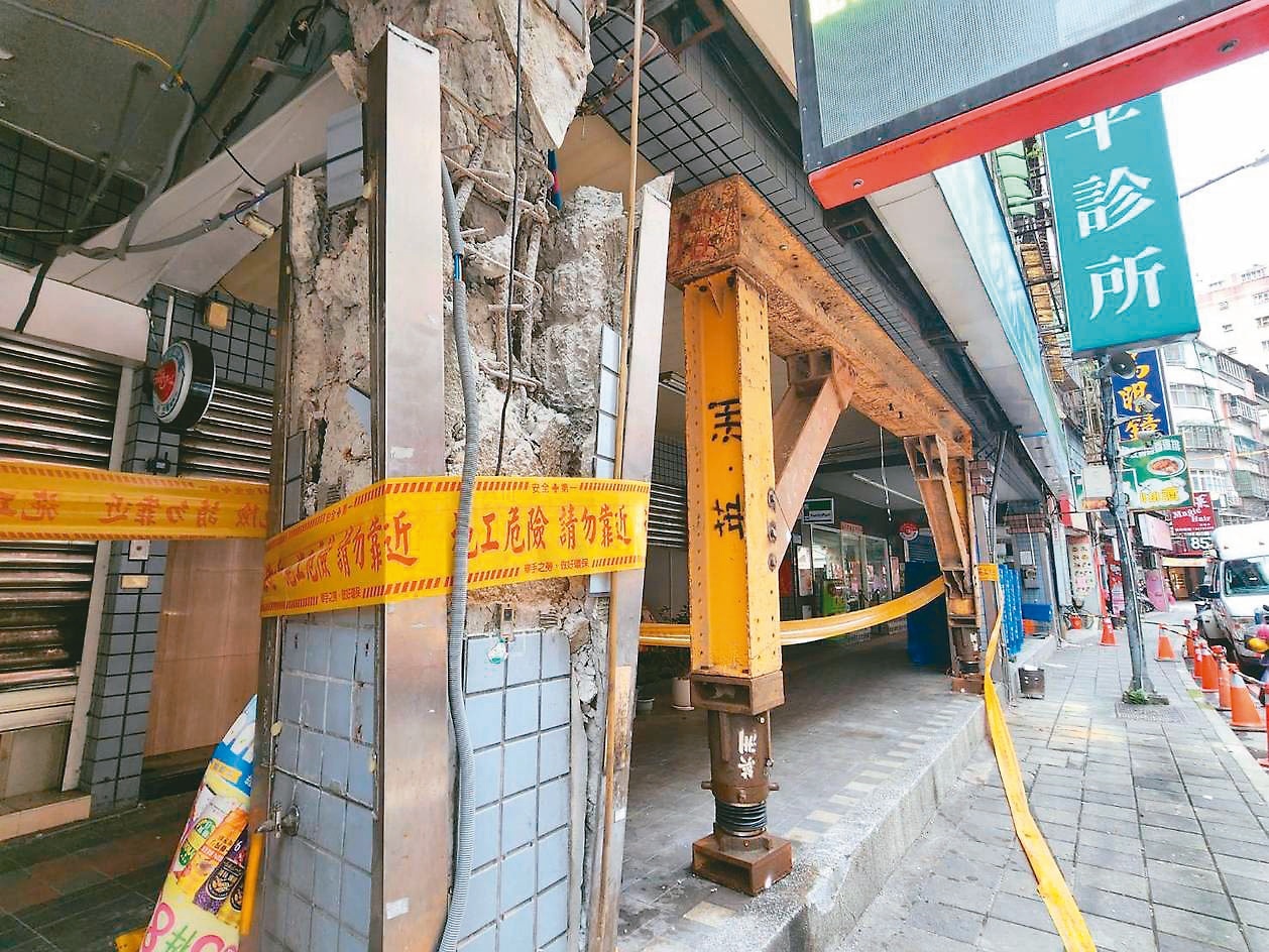 強震過後，新北土城區「台北一家親」柱子水泥塊掉落、鋼筋扭曲。記者李定宇／攝影 