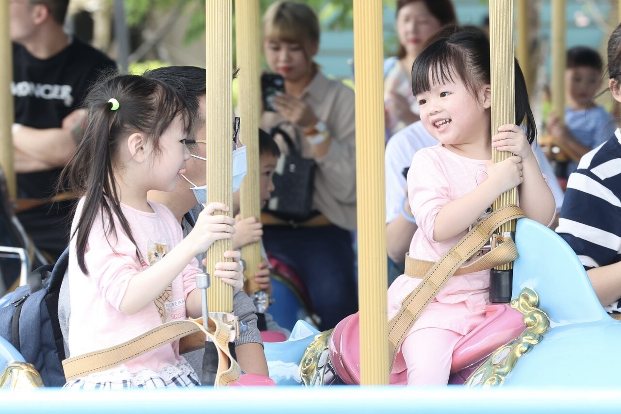 明天仍受東北季風影響,清晨各地偏涼,白天逐漸回溫且水氣減少,周四起到下周都是回暖偏熱的天氣。記者林伯東/攝影