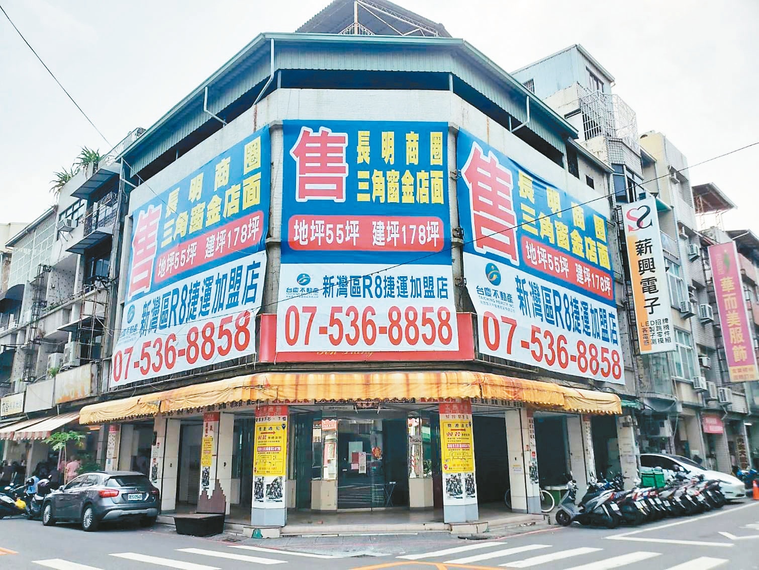 高雄火車站東側的長明街商圈，一處三角窗金店面正在出售。記者王勇超／攝影 