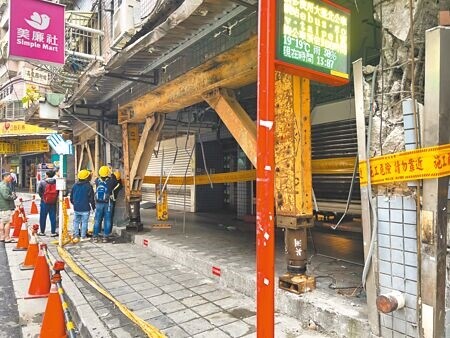 
0403花蓮大地震造成新北市土城「台北一家親」社區1樓2根梁柱爆開，53戶被迫離家。（王揚傑攝）
