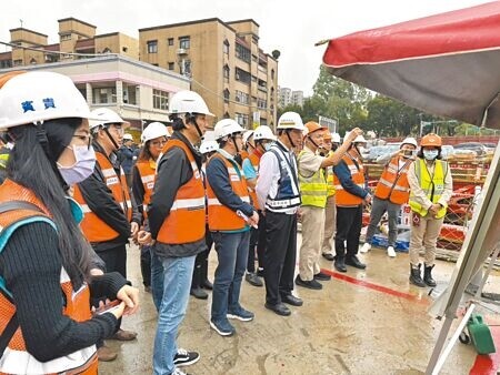 
桃園市長張善政（右三）9日視察桃園正光路警察宿舍公辦都更案，該案將興建2棟17層255戶社宅及1棟16層警政大樓，預計2027年上半年完工。（賴佑維攝）
