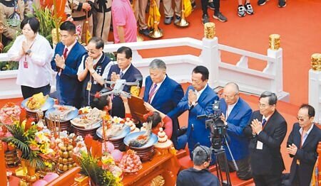 台中大甲鎮瀾宮媽祖9天8夜遶境進香,9日一早舉行重頭戲祝壽大典,參與信眾數萬人,全程近2小時,依古禮進行,隆重又莊嚴。(呂妍庭攝)