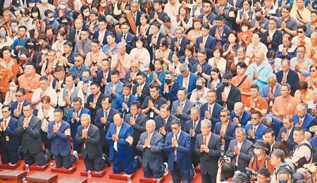 台中大甲鎮瀾宮媽祖9天8夜遶境進香,9日一早舉行重頭戲祝壽大典,奉天宮周邊湧進數萬信眾,擠爆市區街道,信徒以三跪九叩禮,虔誠向媽祖祝壽。(呂妍庭攝)