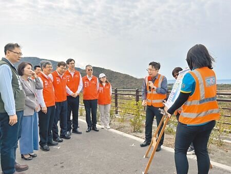 行政院長陳建仁(左三)9日至枋山火車站視察,當場宣布行政院已核定屏南快速公路可行性評估,後續將進行綜合規畫及環評。(謝佳潾攝)