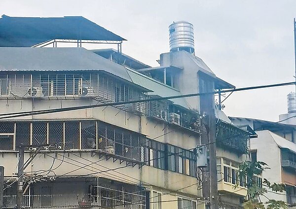 花蓮大地震後,台北市很多水塔設施受損,市議員曾獻瑩接獲民眾陳情,要找吊車吊掛新水塔,必須提前7天申請路權,他認為讓民眾7天無水可用並不合理。圖/台北市議員曾獻瑩研究室提供