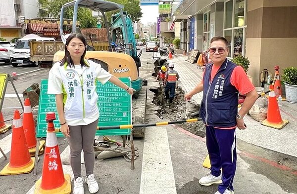 台中西屯某處7層樓建築側溝崩塌，導致騎樓下陷約50公分，居民擔心強震影響安全，市府經鑑定後無結構問題。圖／議員林祈烽提供
