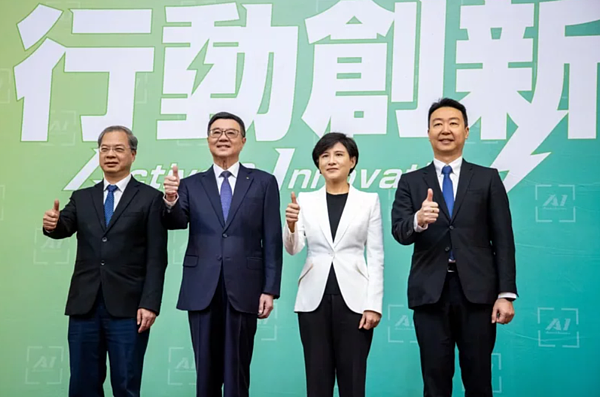 總統當選人賴清德正式宣布，由民進黨前主席卓榮泰（左二）出任520後新任行政院長，搭配青平台基金會董事長鄭麗君（右二）出任副閣揆，準行政院秘書長為龔明鑫（左一）、準行政院發言人為陳世凱（右一）。記者季相儒／攝影
