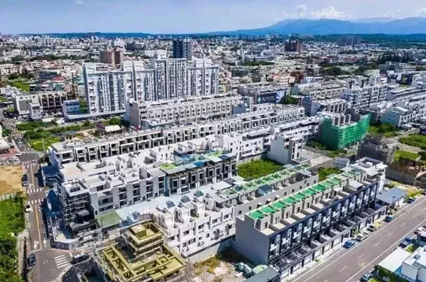 嘉市府新開發湖子內區段徵收住宅、商業區完售,新建房屋店面林立,有如新市鎮蛋黃區。圖/嘉市府提供