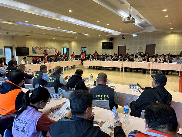 新北房價凹陷區有這些問題!台62線延伸案已核定為推動優先路段 新北市長侯友宜9日至萬里區與地方里長座談。圖/新北市政府提供