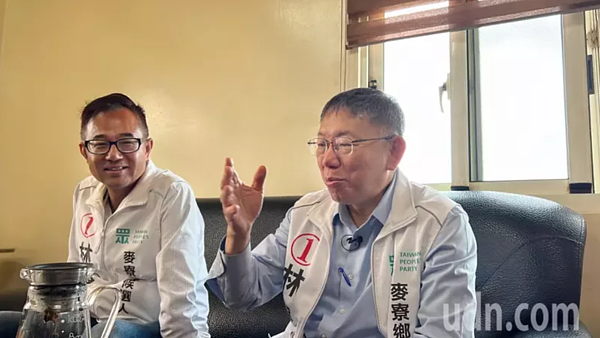 民眾黨黨主席柯文哲（右）日前遭控在台北市長任內提供京華城案高容積率，疑圖利廠商上百億元，對此，目前人Long stay雲林麥寮輔選的本人回應「有問題就去告」。記者陳苡葳／攝影