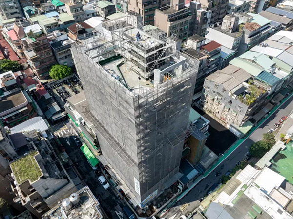 安信建經「全案管理」助迷你基地危老地主完成重建。位處於台北市中正區狹小巷弄之中,基地面積不到百坪的危老重建個案,即將拆除鷹架。圖/安信建經提供