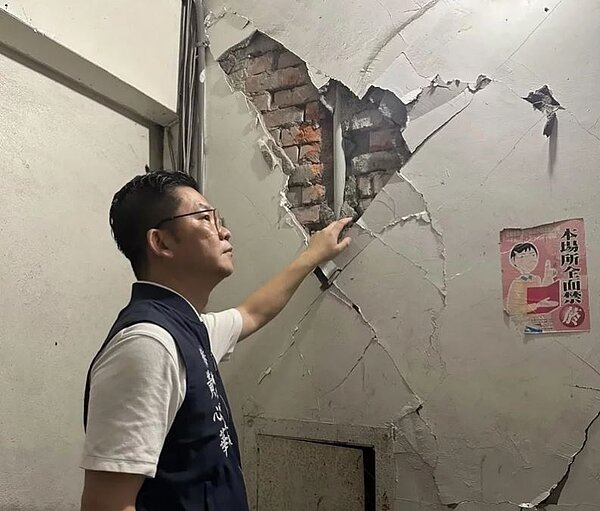 新北市議員黃心華(圖)表示市府可以推出簡易評估的圖卡或易於理解的震災後自我檢查房屋手冊,讓民眾可比對自家房屋損害概況,緩解民眾焦慮心理。圖/黃心華提供