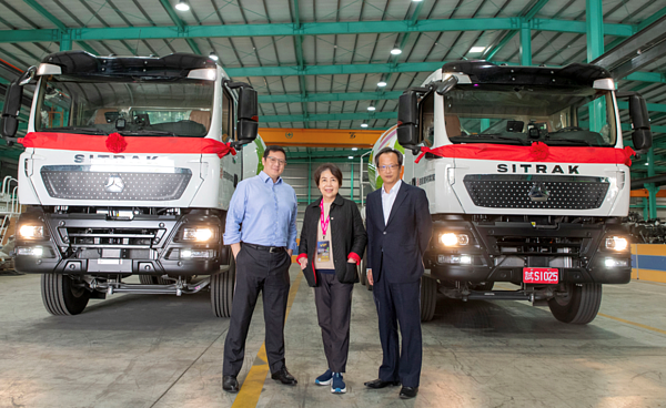國產建材集團引進全台第一輛低碳電動混凝土車,圖左至右分別為副董事長林明昇、董事長徐蘭英以及執行長吳志仁。圖/業者提供