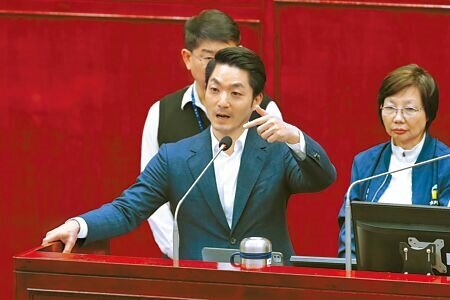 花蓮大地震對台北市南機場整建住宅48座樓梯造成災損，市長蔣萬安（前左）10日在議會做施政報告時允諾，2周內會請專業技師重新檢視48座樓梯，若有需要修繕，將以災害準備金支應。（黃世麒攝）