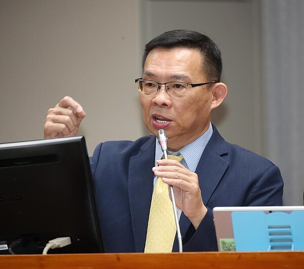 教育次長林明裕表示,將為準公共幼兒園教師及教保員薪資繼續努力。(林志成攝)