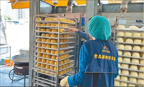 台中市食安處啟動中式炊蒸食品製造業及販賣業稽查專案，共計稽核12家業者、抽驗包子饅頭等24件炊蒸食品。圖／食安處提供