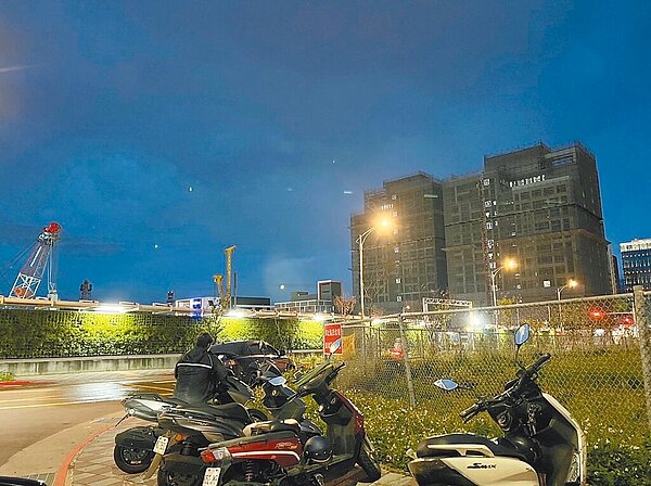 新光人壽2021年以50年44億元取得北投士林科技園區T17、18基地標案,依合約必須於地上權設定登記日起5年內,即2027年前取得全部建物使照,但遭議員質疑T17、18至今仍是荒煙蔓草。圖/台北市議員林延鳳研究室提供