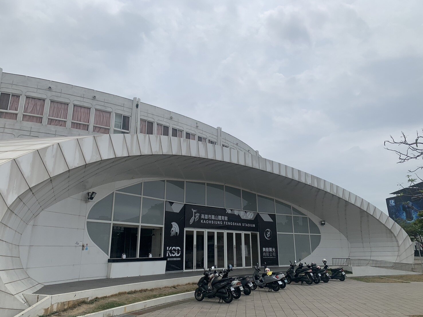 鳳山體育館是高雄鋼鐵人主場，每逢賽事時大量球迷到場，造成場館周圍全是違停機車。記者宋原彰／攝影 