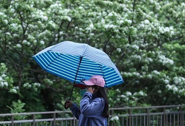 今天各地白天大致為多雲到晴天氣,不過各地山區午後因為熱力作用,雲層比較容易發展,有機會出現局部短暫陣雨。圖/聯合報系資料照片