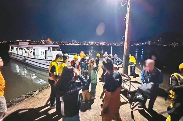 淡水河口交通渡船傍晚大退潮時擱淺在河中,消防局和海巡隊共分6個梯次,晚間7時23分已將51名旅客全數自八里渡船頭安全接駁上岸。記者林昭彰/翻攝