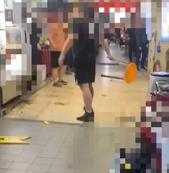 2人氣憤上門,對黃男爆粗口辱罵,王男還抄起椅子砸向店內,砸毀冰店內冰櫃玻璃。記者李隆揆/翻攝