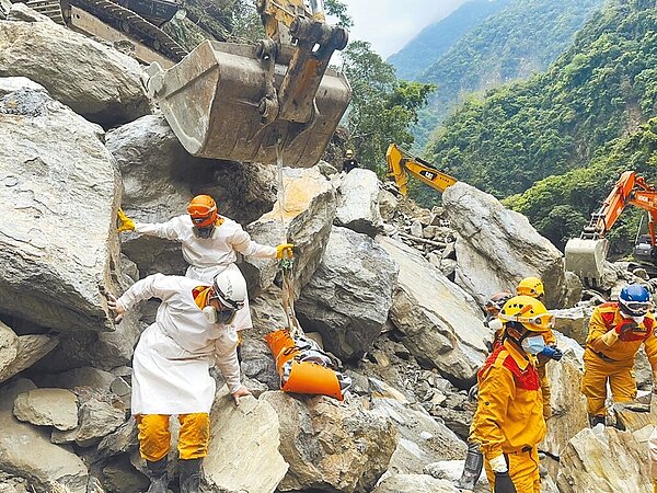 花蓮發生強震重創太魯閣國家公園，救難人員10日出動怪手挺進砂卡礑步道0.5K大崩壁，順利帶出已罹難的2名大人、3名小孩，研判是游家5口。（花蓮縣消防局提供／羅亦晽花蓮傳真）