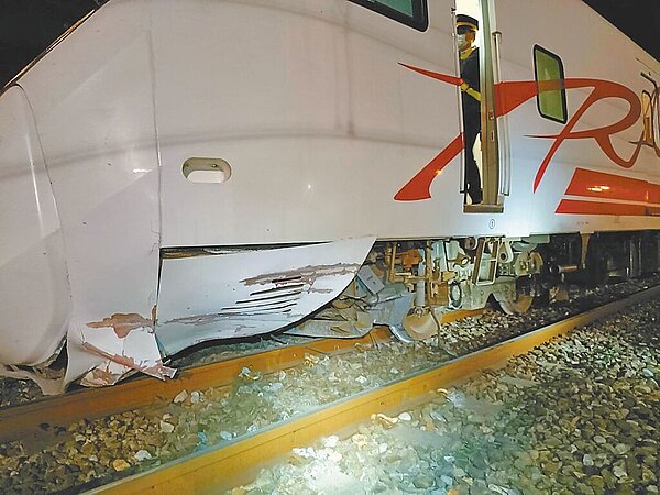 花蓮3日發生芮氏規模7.2強震後,迄今餘震不斷,山區也頻頻出現落石,台鐵公司445車次台東前往樹林的普悠瑪號,10日晚間9時10分行經花蓮和平站時,車頭疑遭落石砸中不慎出軌,所幸列車無翻覆,未釀傷亡。圖/民眾提供