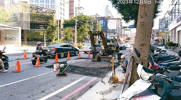 桃園市去年道路挖掘工程違規共1053件,未依規定安排交維人員有90件,排第4名。圖/桃園市養工處提供