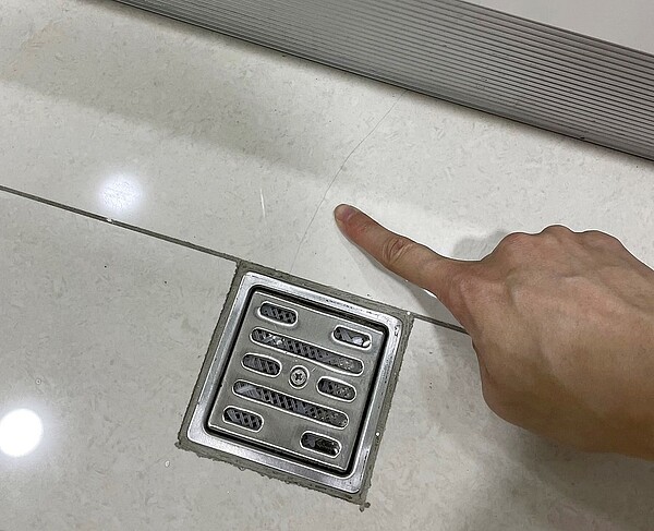 強震襲 新成屋竟受損!住戶認賠?建商應負責修復? 4月3日花蓮大地震過後,有新成屋受損,屋主通知建商修繕,卻收到在保固期間,因是不可預知的地震造成的災害,不負修復責任。圖/住宅消保會提供
