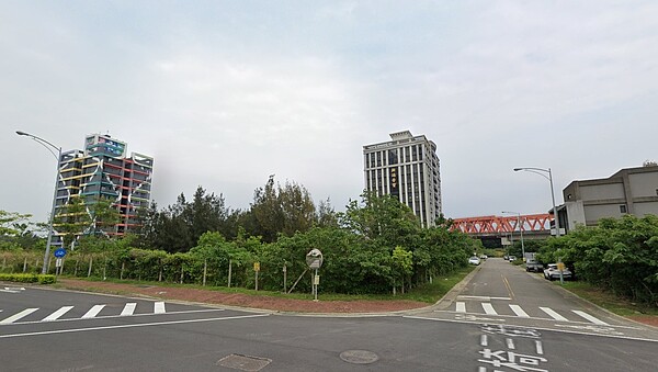 苗栗高鐵站周遭房屋僅零星幾棟，不少人相當不看好當地房市。圖／Google Map