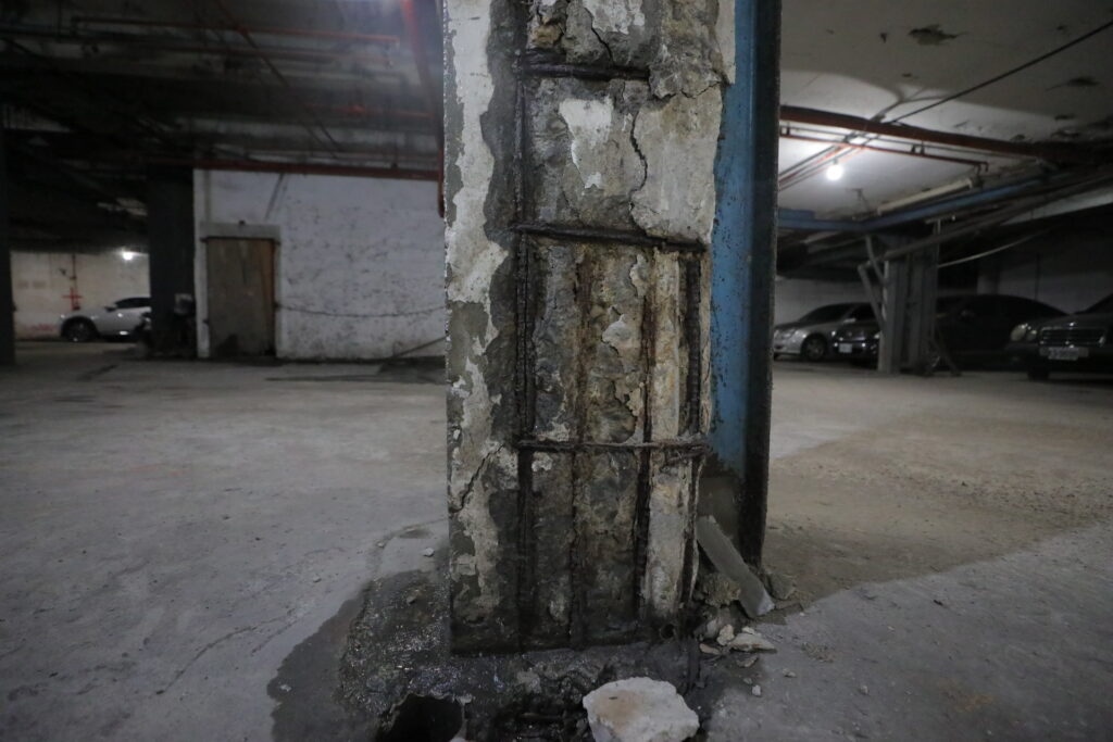 聯宏社區地下室鋼筋裸露嚴重，圖片基隆市政府提供