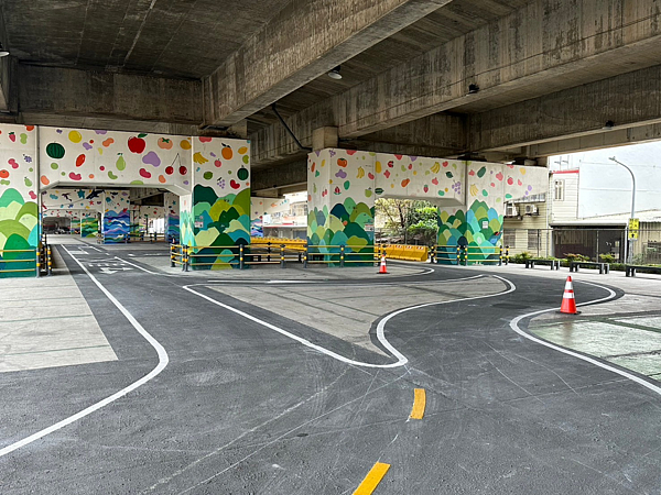 桃園區國2橋下近介壽路口(原農業創意市集)閒置場地新增機車考照練習場。圖/交通局提供