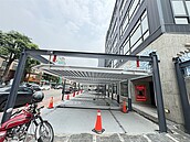 鄰近十興國小…店家蓋露天機械停車場　家長憂學童安全