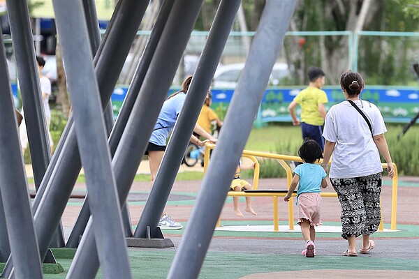 近年來少子化趨勢難解，不過房價仍持續節節高升，住商機構觀察內政部資料統計，六都與新竹縣市2013~2023年間，0~14歲的幼年人口皆下滑，不過各縣市預售實價仍成長三成以上，其中台中、台南及新竹市房價更是翻倍。示意圖／聯合報系資料照片