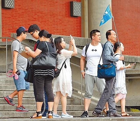 
旅遊業者呼籲我方率先解除赴陸禁團令。圖為陸客在台旅遊情形。（本報資料照片）
