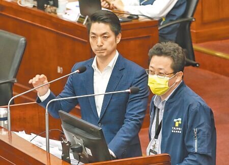 台北市長蔣萬安(左)11日赴議會對寶林茶室食物中毒案專案報告,與北市衛生局長陳彥元(右)一同答詢。(王英豪攝)
