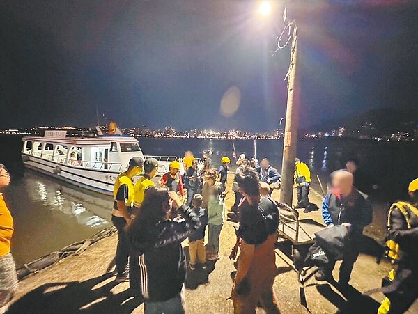 新北市淡水河口藍色公路10日傍晚發生渡輪擱淺,53人受困沙洲,經消防局及海巡船艇協助,乘客平安上岸。(新北市交通局提供/張鎧乙新北傳真)