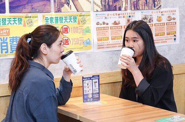 環保署推減塑減廢政策,鼓勵民眾自帶環保杯。圖/聯合資料照片