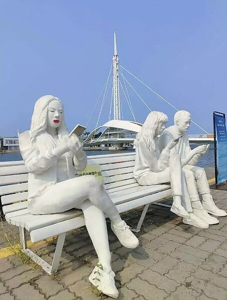 由英國藝術家Gali May lucas和德國藝術家Karoline Hinz聯手創作的作品「手機人生」遭人惡作劇塗口紅。圖/翻攝臉書社團「599坐火車慢遊台灣」