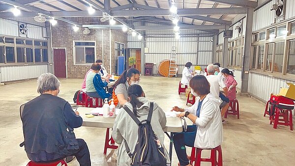 台北市士林區溪山里11日陸續有民眾上吐下瀉,台北市長蔣萬安表示,經檢驗當地水源結果大腸桿菌超標,目前正在釐清原因,市府也於溪山里設立診療站讓里民就近就醫。(台北市政府提供/丁上程台北傳真)