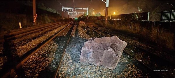 台鐵普悠瑪列車10日晚間在花蓮和平站南邊擦撞落石導致列車出軌。（讀者提供／陳祐誠台北傳真）