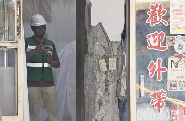 南機場公寓中華路二段307巷連棟住宅因403花蓮大地震受損,結構技師公會再度檢查受損狀況。圖/記者陳正興攝影