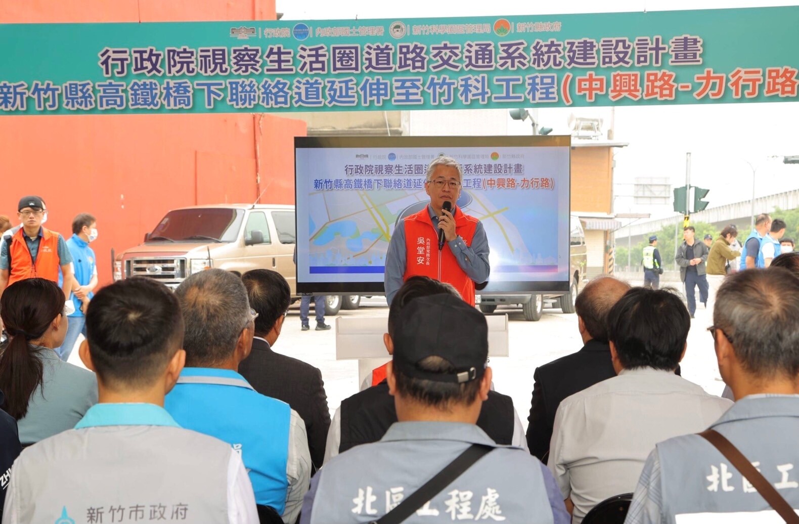 內政部次長吳堂安陪同行政院長陳建仁視察新竹縣「高鐵橋下聯絡道延伸至竹科工程」。圖/內政部提供