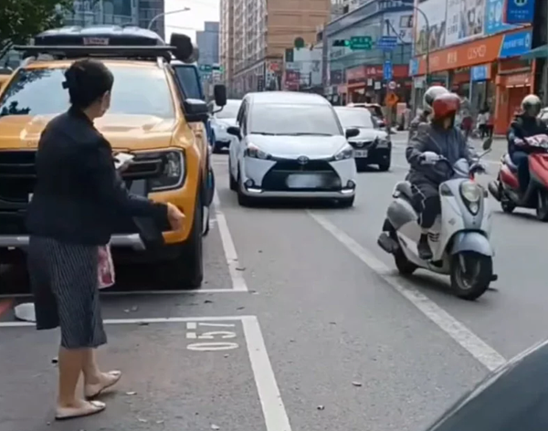 有名女車主在桃園區南平路找到停車位,卻遭女子人肉佔車位阻擋,氣得錄影PO網,桃園警方表示,將依據停車的白色轎車車號開罰。圖/社會事新聞影音提供