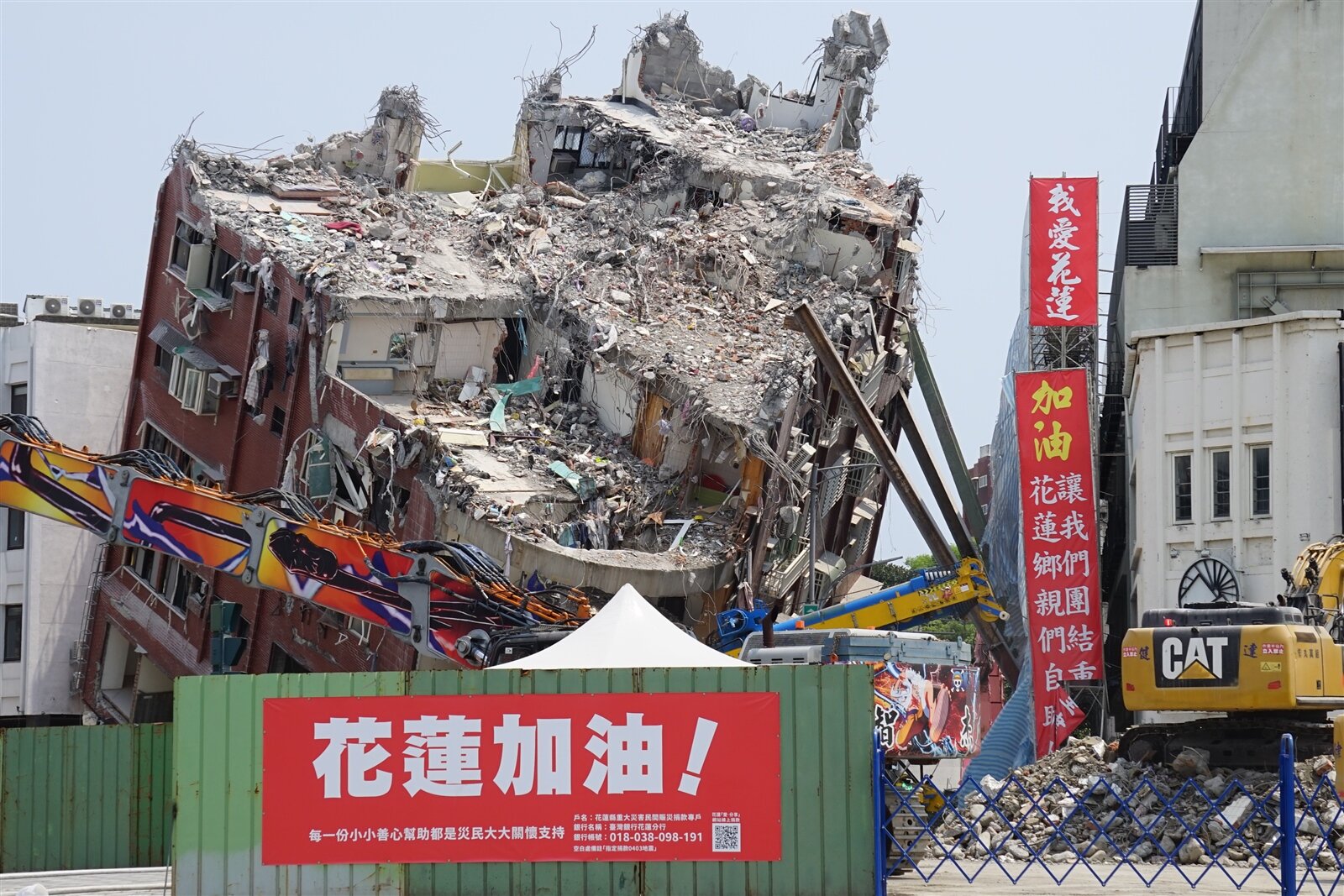 花蓮地震倒塌的天王星大樓持續拆除，目前拆到7樓半，昨晚有兩隻雞自行跳下獲救。記者王燕華／攝影 