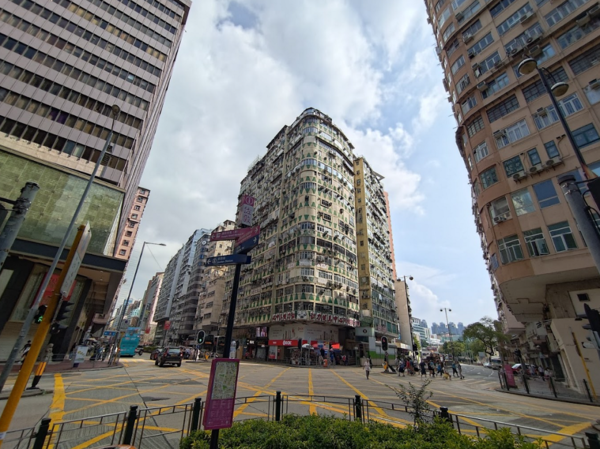 香港佐敦道華豐大廈10日大火造成5死41傷，屋宇署指出，全港截至去年底，共有9578幢樓宇未遵從消防安全指示。圖／維基百科