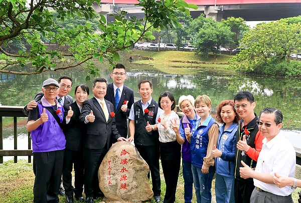 永慶房產桃園經管會、宋傳敦老師(左一)、平鎮區長呂緣(左六)及客家事務局副局長饒佳汶(左六)等貴賓,攜手揭綵洽溪水源頭石碑。圖/永慶房產集團提供