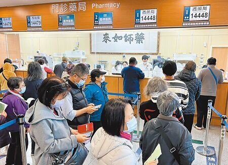 家醫計畫今年將進入2.0時代,醫改會建議政府,須加強推動分級醫療,讓民眾改掉身體一有小狀況就直奔大醫院的習慣。圖為就醫示意圖,圖中人物與新聞無關。(本報資料照片)