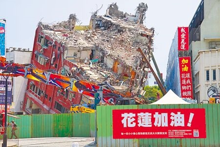 0403花蓮大地震倒塌的天王星大樓持續拆除，漏夜拆到6樓，接續用大鋼牙加速拆除。（王志偉攝）