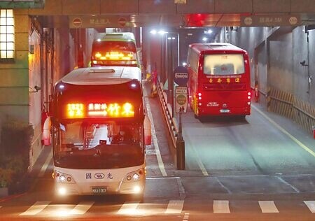 17年未調整的國道客運基本運價確定調漲。圖為客運車輛進出台北轉運站。（本報資料照片）